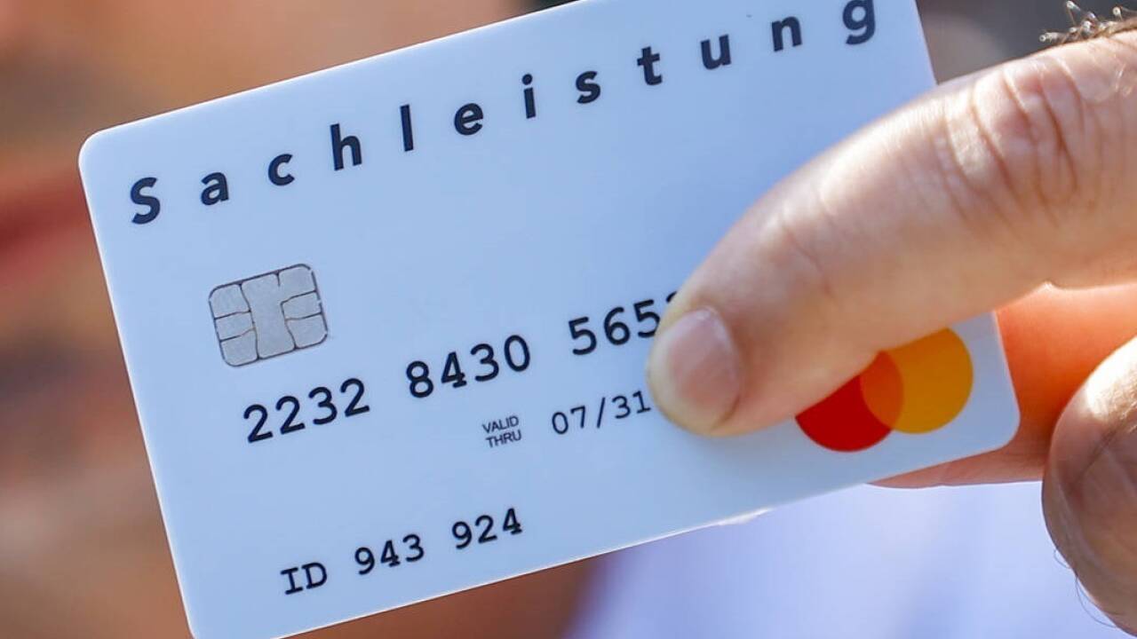 250 weitere Flüchtlinge werden die Bezahlkarte bekommen. 250 weitere Flüchtlinge werden die Bezahlkarte bekommen.