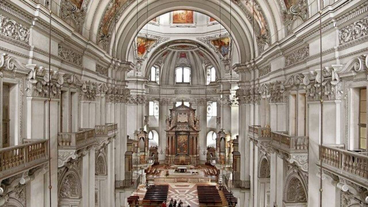 Blick von der Westempore ins Mittelschiff auf die Mittelemporen des Salzburger Doms.  