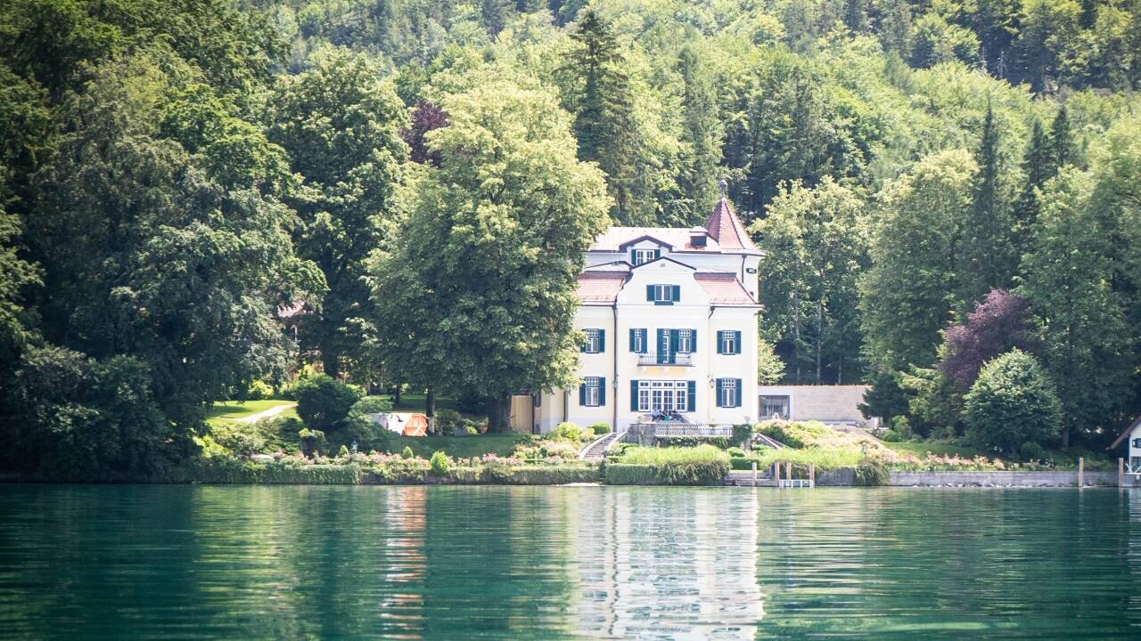 Die Villa „Waldschlössl“ am Attersee ist über Firmenkonstrukte erworben worden. Einen Seestreifen hat auch das Land Salzburg an die Gesellschaft verkauft.  