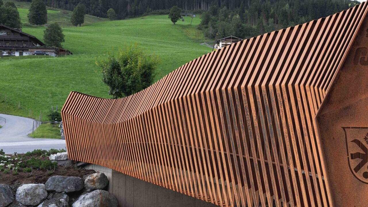 Dieses Brückengeländer aus Cortenstahl bei der neuen Mühlfeldwegbrücke in Hinterglemm wurde rechtzeitig für die Ski-WM in Saalbach-Hinterglemm fertiggestellt – für die Schlosserei Harasser aus Saalfelden bringt das den 3. Preis beim Salzburger Handwerkspreis. 