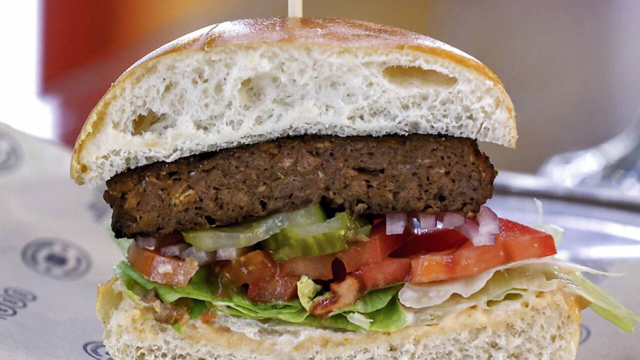 Befindet sich Fleisch oder eine vegetarische bzw. vegane Alternative im Burger? Auf den ersten Blick ist das nicht immer feststellbar. Zumindest die Produktbezeichnung könnte künftig klar darauf hinweisen, worum es sich handelt. 