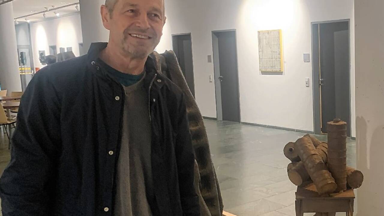 Bildhauer Peter Hartl aus Kuchl stellt seine Werke aktuell da aus, wo er selbst lernte – in der Aula der HTL Hallein. 