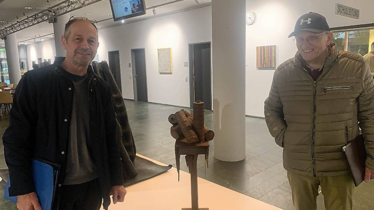 Bildhauer Peter Hartl (links) und Kunsthistoriker Peter Thuswaldner können sich für den Ausstellungsraum HTL Hallein begeistern. 