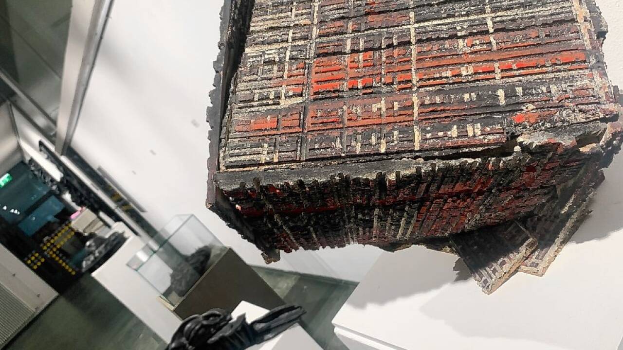 Peter Hartls Schnittbilder und Skulpturen werden vorwiegend aus Abfallmaterial hergestellt. 