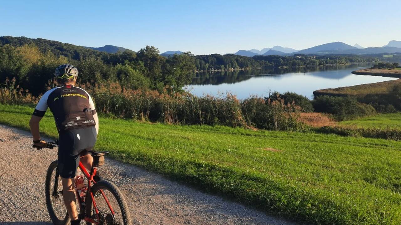 Der schönste Blick auf der Strecke: Zwischen Neumarkt und dem Wenger Moor bietet sich am Beginn der Wiererstraße sich eine traumhafte Aussicht auf den See und die Berglandschaft. 