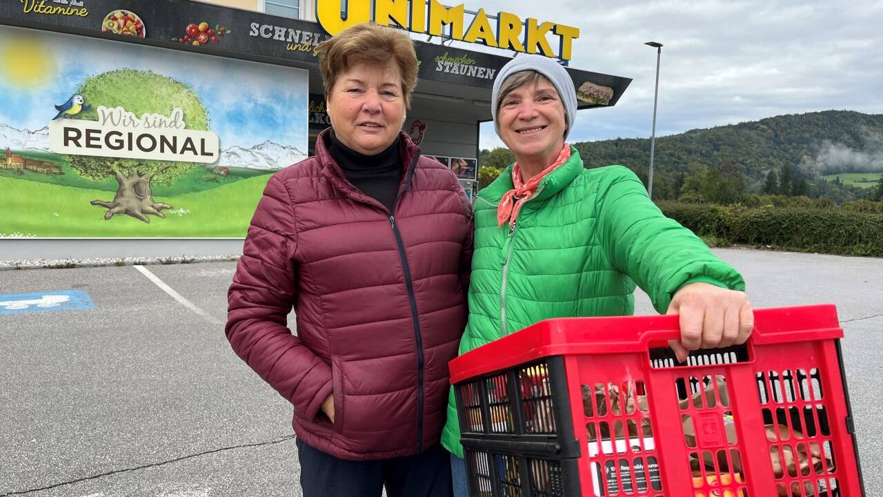 Unimarkt-Kundinnen Theresia Eibl (li.) und Johanna Ziller aus Adnet: „Ohne Markt wäre es eine Katastrophe.“ 