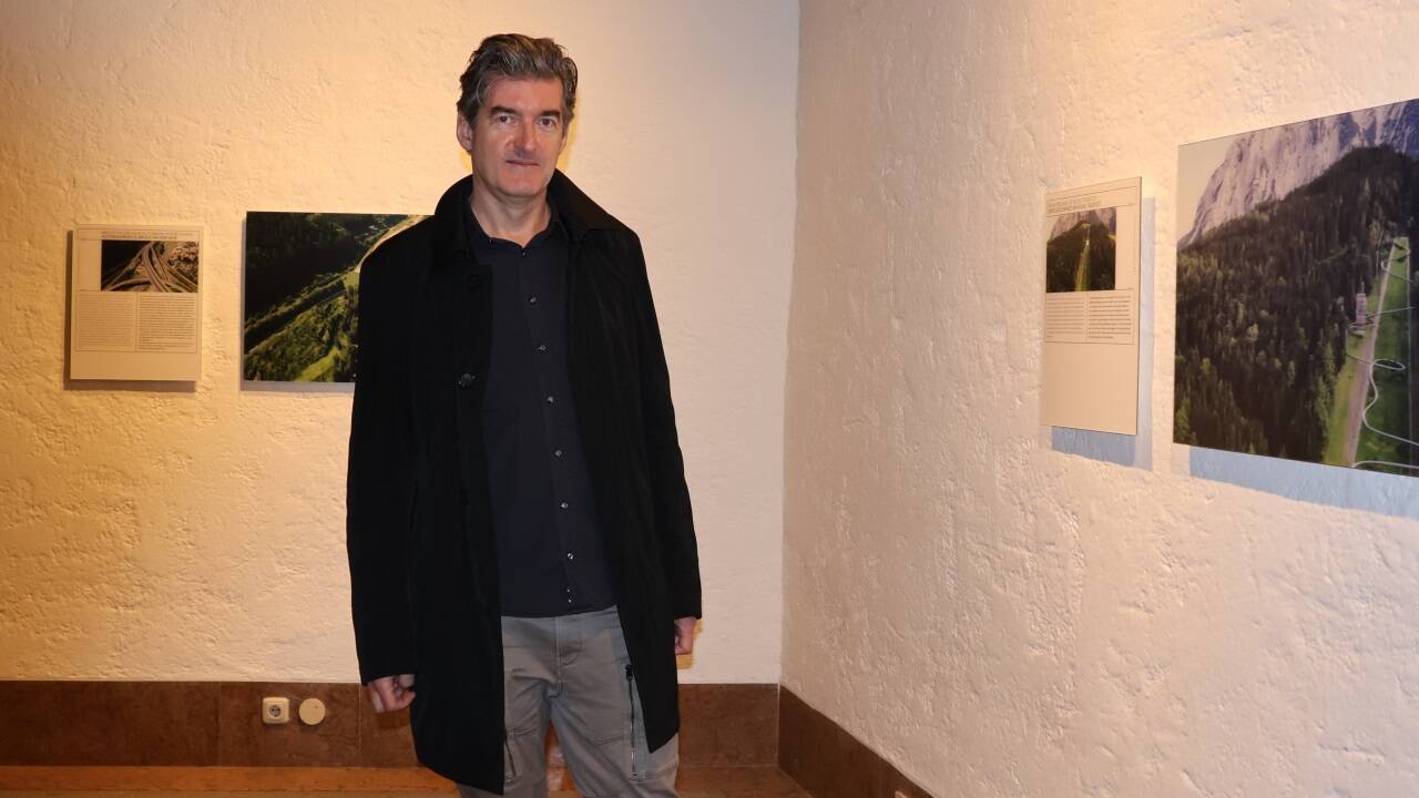 Oliver Ressler stellt bis 24. Oktober auf Schloss Goldegg aus.  
