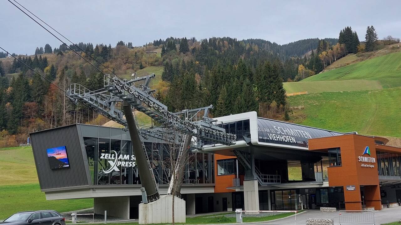 Mit dem Zell am See XPress kommt man von Viehhofen nach Zell am See. Die Seilbahn in den Skicircus sollte direkt dahinter auf den Berg fahren. Sie kommt in absehbarer Zeit nicht. Mit dem Zell am See XPress kommt man von Viehhofen nach Zell am See. Die Seilbahn in den Skicircus sollte direkt dahinter auf den Berg fahren. Sie kommt in absehbarer Zeit nicht.