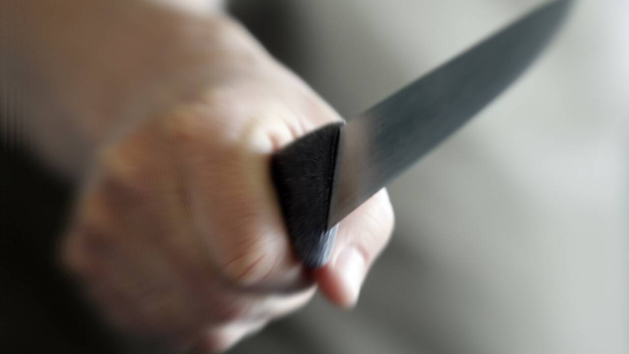 Ein 20-jähriger Mann stach mit einem Messer auf sein Gegenüber ein. 