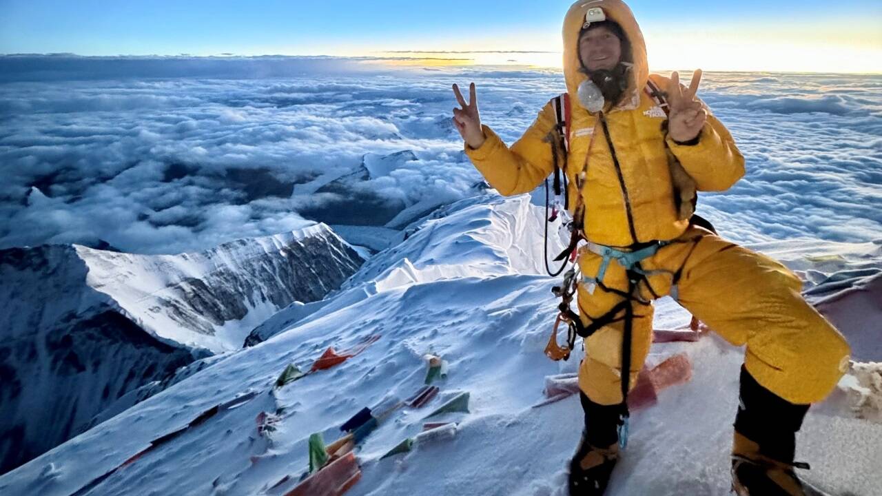 Lukas Furtenbach auf 8848 Metern. Ohne ein Foto ohne Maske und Brille gibt es kein Gipfel-Zertifikat.  