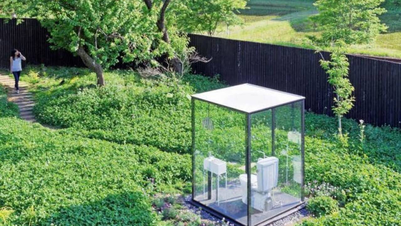 Transparenz und Intimität gleichzeitig: ein gläsernes Klo, aber hinter einem schützenden Palisadenwall in Itabu in Japan. 