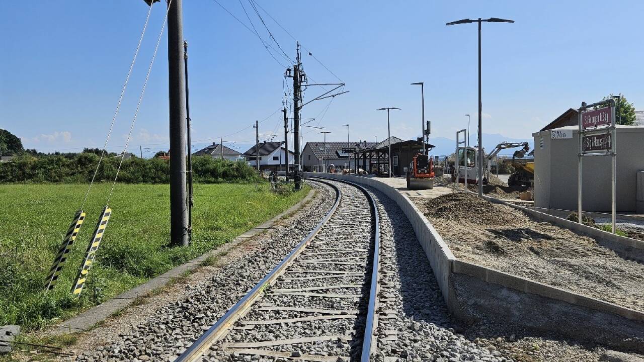Zwischen Bürmoos und Trimmelkam wurde im Sommer 2025 auf der Lokalbahnstrecke gearbeitet.  