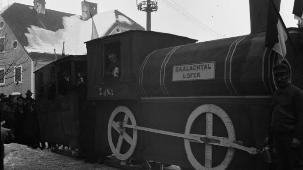 Das Foto vom Promoumzug für eine Saalachtalbahn im Fasching 1908 ist im Eigentum des Salzburg Museums.  