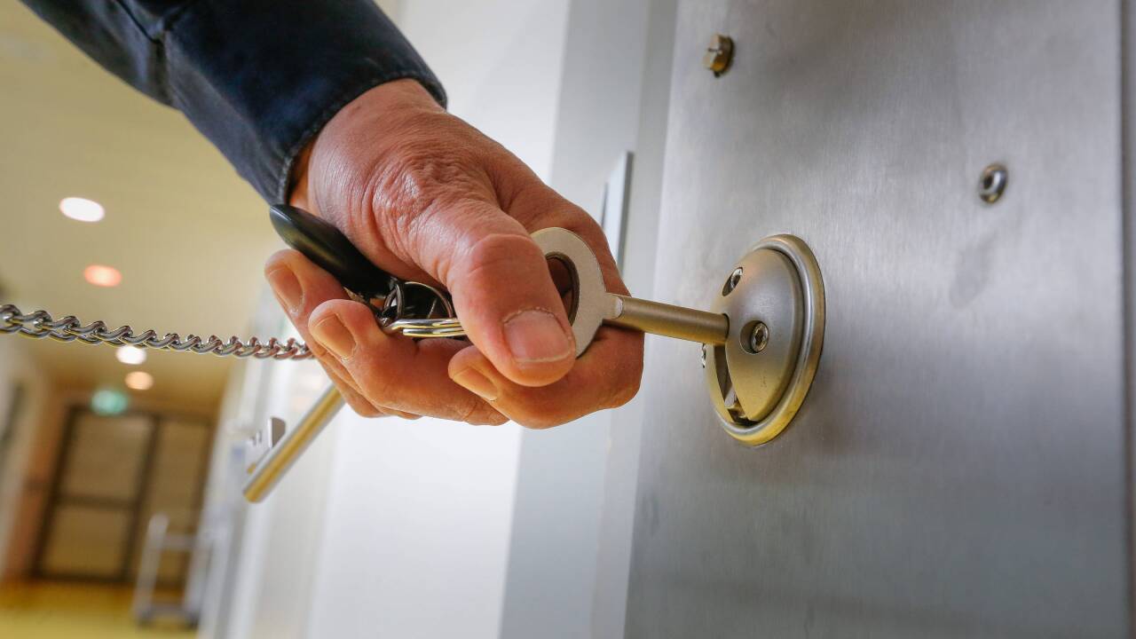 Wie P. zuletzt in einem Interview öffentlich zugab, will der ehemalige Stundenhotelbetreiber verhindern, seine bevorstehende dreimonatige Haftstrafe wegen Betrugs in einem Männergefängnis absitzen zu müssen. Wie P. zuletzt in einem Interview öffentlich zugab, will der ehemalige Stundenhotelbetreiber verhindern, seine bevorstehende dreimonatige Haftstrafe wegen Betrugs in einem Männergefängnis absitzen zu müssen.