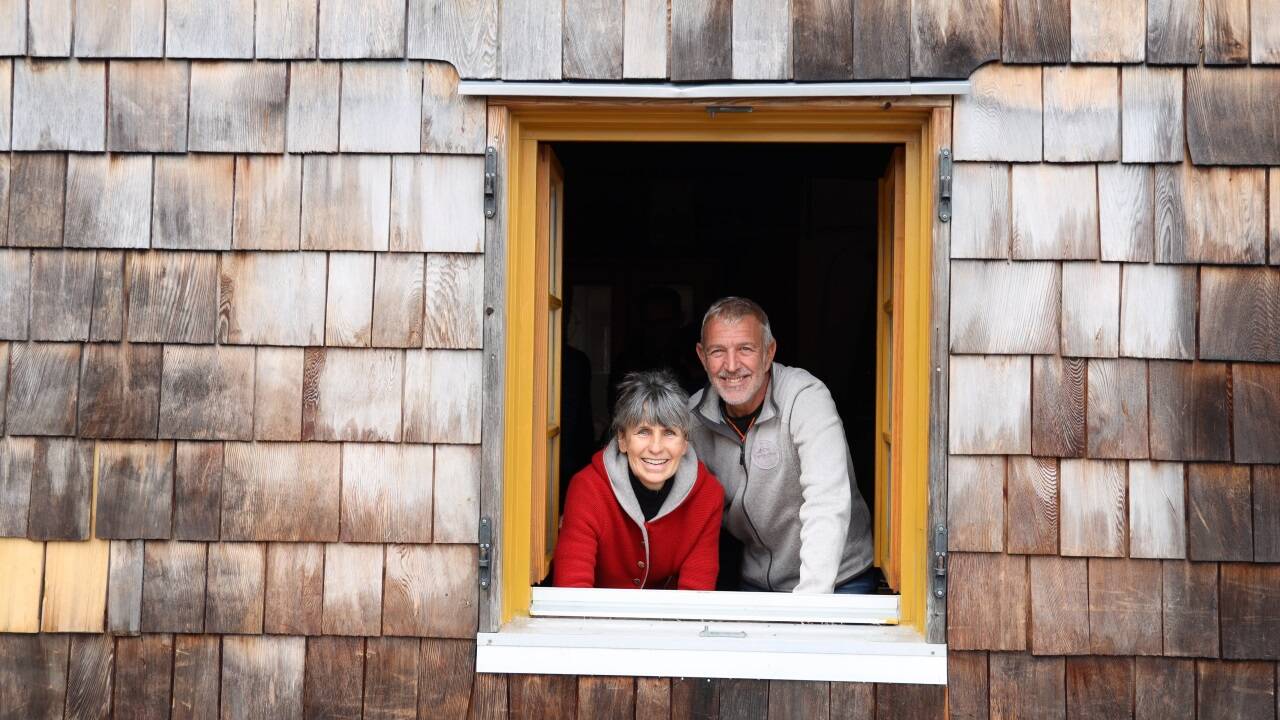 Wirtin Ursula Klumaier-Wiebecke und Wirt Anton Langer freuen sich auf die Winterpause – und dass es mit dem Zeppezauserhaus weitergeht. 