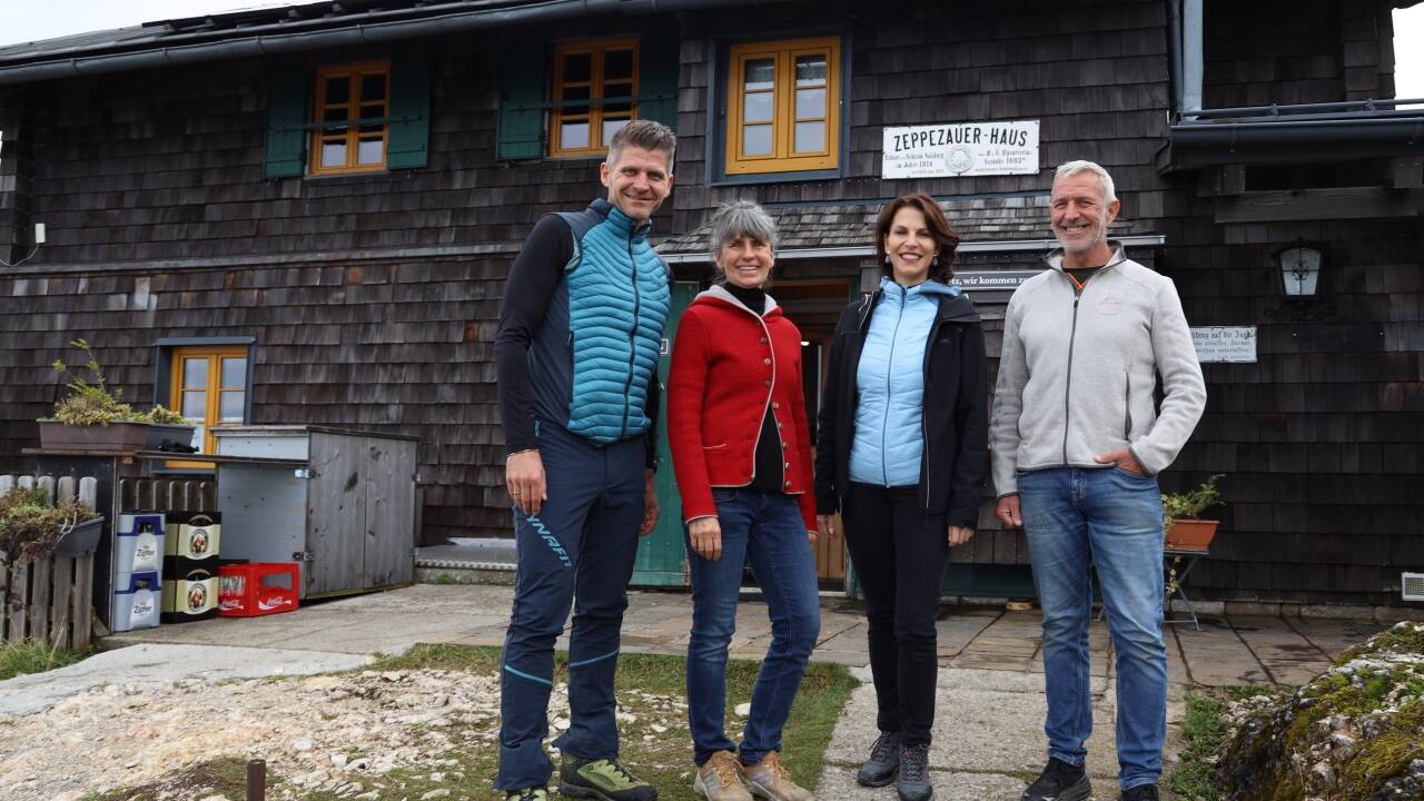 Gemeinsame Rettung des „Zeppi“: Bürgerermeister Herbert Schober, Wirtin Ursula Klumaier Wiebecke Landeshauptfrau Karoline Edtstadler, Wirt Anton Langer . 
