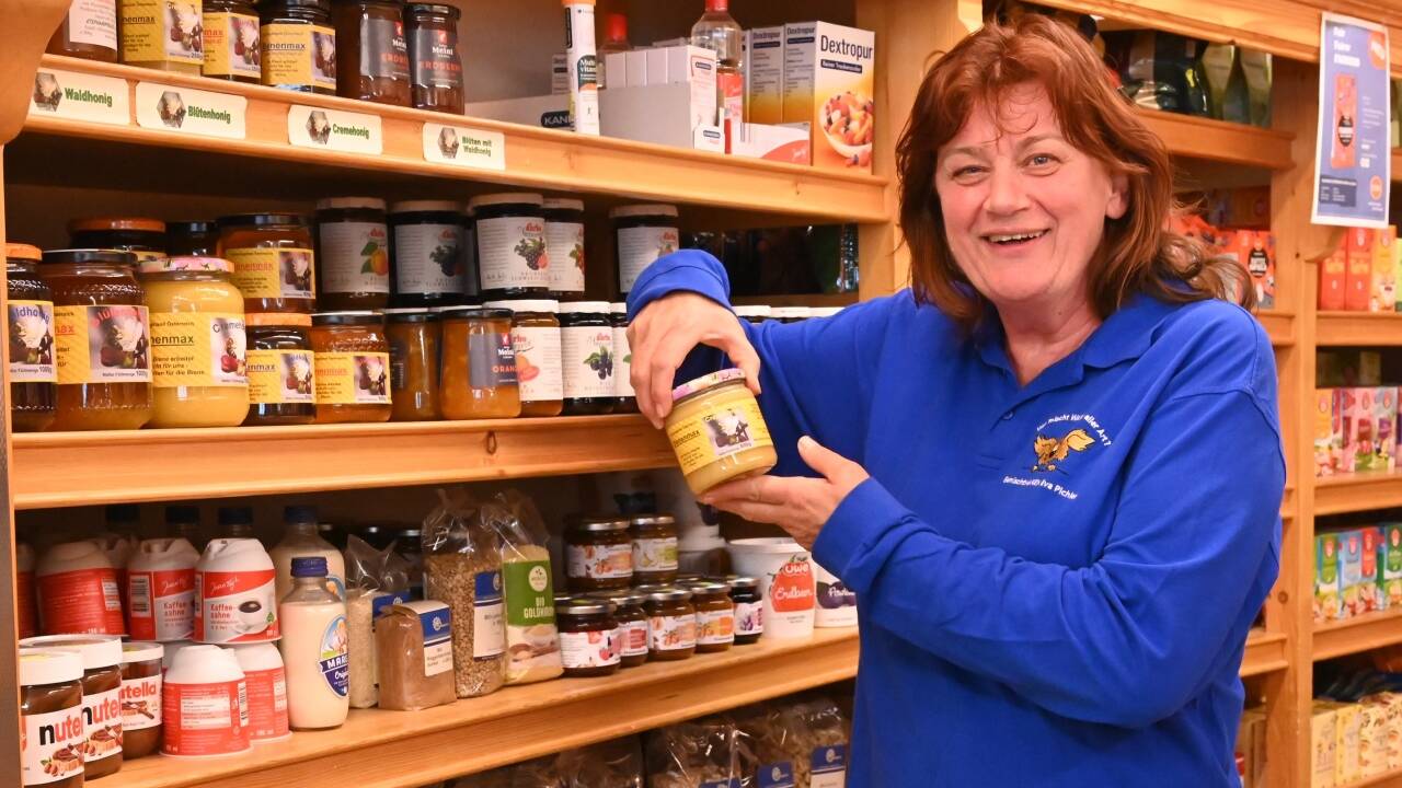 Eva-Pichler-feiert-im-90-Jahre-alten-Kramerladen-in-Koppl