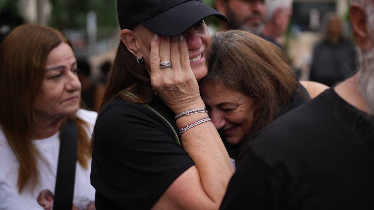 In Tel Aviv liegen sich die Angehörigen der Geiseln in den Armen. In Tel Aviv liegen sich die Angehörigen der Geiseln in den Armen.