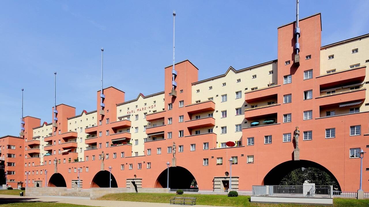 1930: Der Wiener sozialdemokratische Bürgermeister Karl Seitz eröffnet den in nur drei Jahren Bauzeit vollendeten Karl-Marx-Hof in Heiligenstadt im 19. Gemeindebezirk. Der architektonisch revolutionäre Gemeindebaukomplex mit fast 1400 Wohnungen und großzügig angelegten Grünflächen findet internationale Aufmerksamkeit und wird während des kurzen Bürgerkrieges im Februar 1934 heftig umkämpft. 