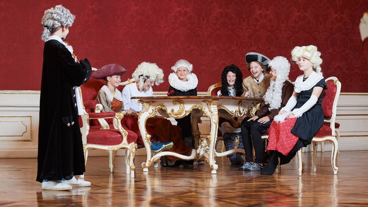 Erlebt mit Orpheus den Zauber der Musik, kombiniert mit Tanz und tollen Workshops zum Basteln, Spielen und Gestalten.  