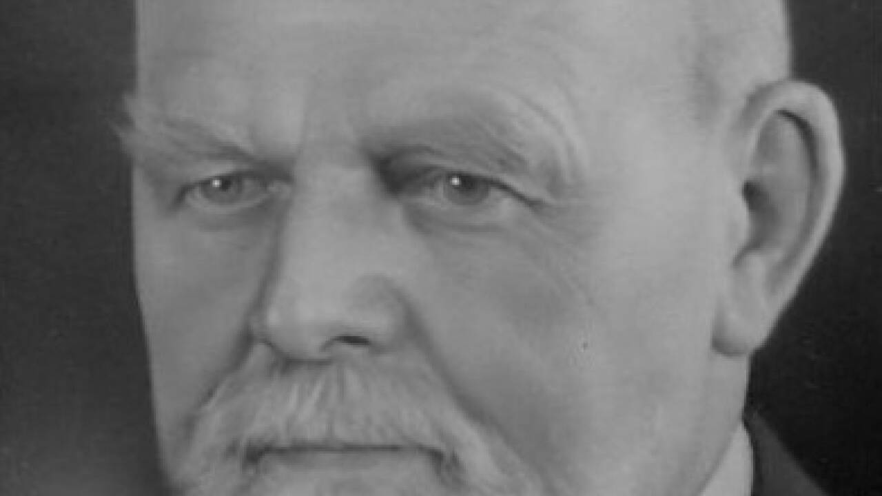 1955: Feierlicher Staatsakt in Anwesenheit von Bundespräsident Theodor Körner zur Wiedereröffnung des Wiener Burgtheaters. 1955: Feierlicher Staatsakt in Anwesenheit von Bundespräsident Theodor Körner zur Wiedereröffnung des Wiener Burgtheaters.