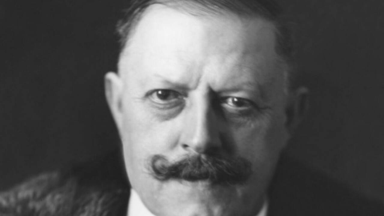 1920: Aus den ersten Nationalratswahlen der Ersten Republik gehen die Christlichsozialen unter Bundeskanzler Michael Mayr als stärkste Partei hervor. Sie erhalten 1,24 Millionen Stimmen, die Sozialdemokraten 1,07 Millionen. Die seit 1918 bestehende Große Koalition bricht auseinander, die Sozialdemokraten verlassen die Regierung. 1920: Aus den ersten Nationalratswahlen der Ersten Republik gehen die Christlichsozialen unter Bundeskanzler Michael Mayr als stärkste Partei hervor. Sie erhalten 1,24 Millionen Stimmen, die Sozialdemokraten 1,07 Millionen. Die seit 1918 bestehende Große Koalition bricht auseinander, die Sozialdemokraten verlassen die Regierung.