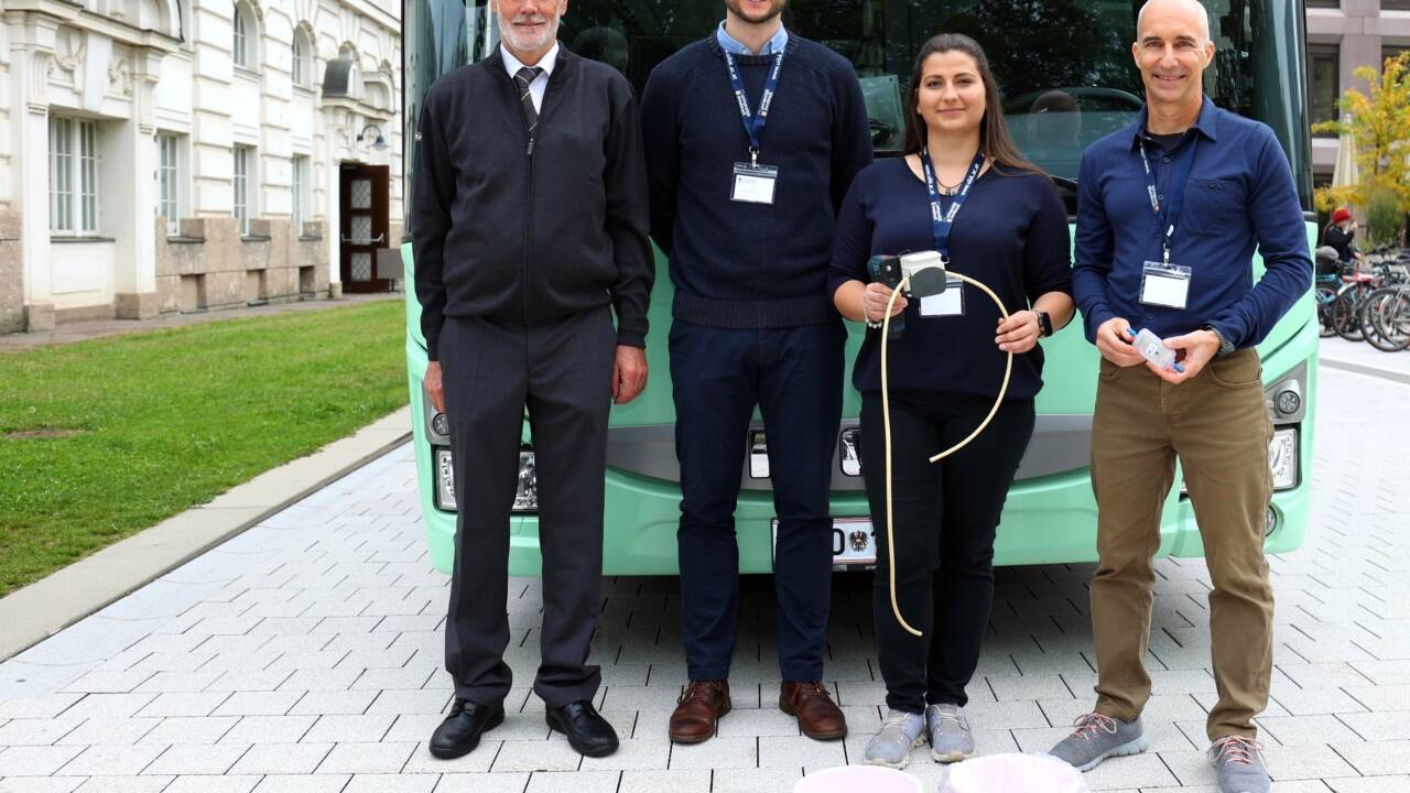 Kooperation für die Forschung: Rudi Spiegel (Buslenker Postbus AG), Diedo Gross (Nachhaltigkeitsbeauftragter der Postbus AG) Marjana Ljubisavljevic (Uni Innsbruck, IBM-Projektkoordinatorin) und Michael Traugott (Uni Innsbruck, IBM-Projektleiter) bei der Ergebnispräsentation am Donnerstag.  