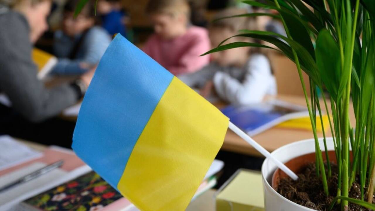 Ukraine-Fahne in einer Schulklasse Ukraine-Fahne in einer Schulklasse