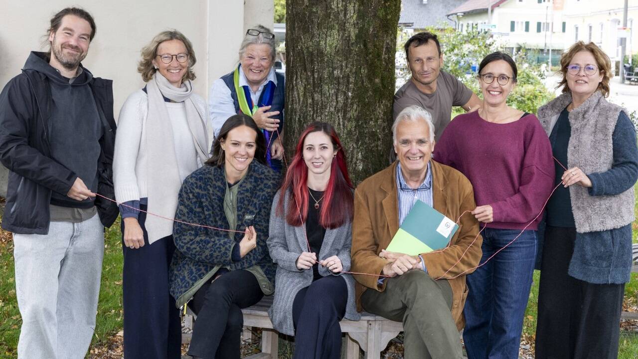 Einige der Künstlerinnen und Künstler und der Vorstand des Instituts SIAM: Stehend v.l.: Christian Bazant-Hegemark, Alexandra Jeschke, Ursula Thun-Hohenstein, Erich Gruber, Ulrike Altendorfer-Kling und Birgit Groessl. Sitzend v.l.: Elina Schuster, Bernadette Ellen Lang und Leonhard Thun-Hohenstein aus dem Vorstand.  