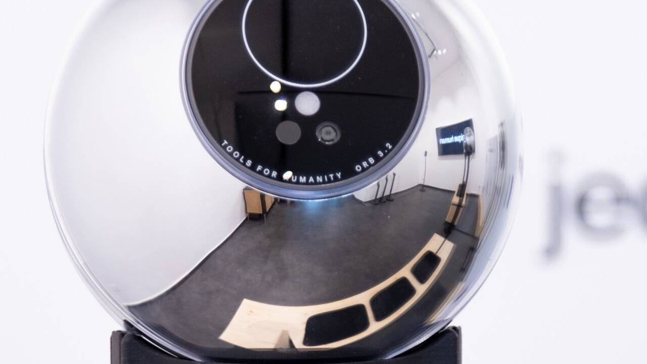 Ein „Orb“ ist eine silberne Kugel in der Größe eines Fußballs, die mit Elektronik gefüllt ist und vorn eine Kamera angebracht hat, die den Scan von Augen ermöglicht. Ein „Orb“ ist eine silberne Kugel in der Größe eines Fußballs, die mit Elektronik gefüllt ist und vorn eine Kamera angebracht hat, die den Scan von Augen ermöglicht.