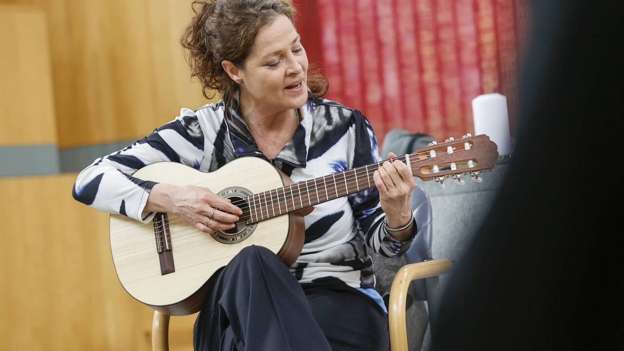 Chorleiterin Birgit Groessl.  