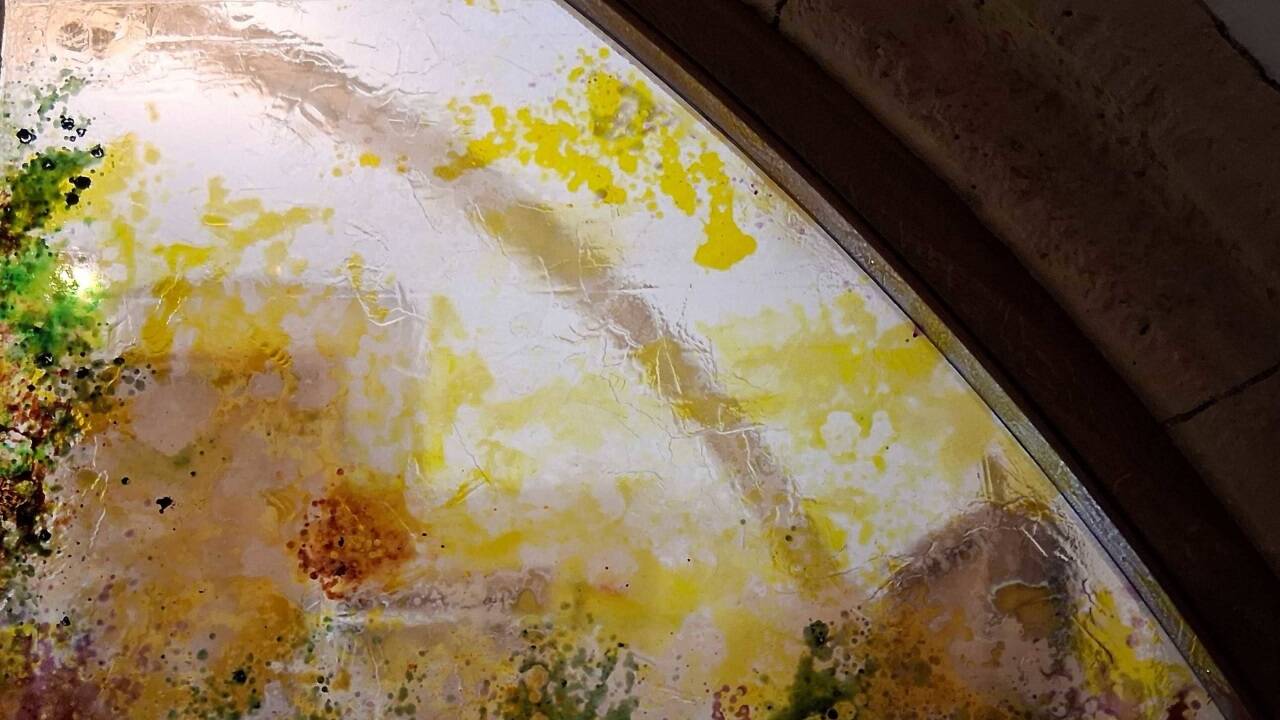 Das bunte Kirchenfenster (Ausschnitt). 