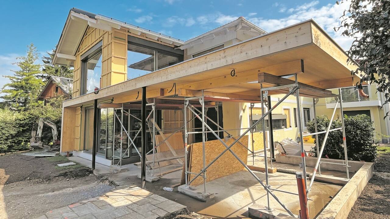 Ein Fertigteilhaus wird neu erschaffen: Um- und Zubauten sind eine Herausforderung. 