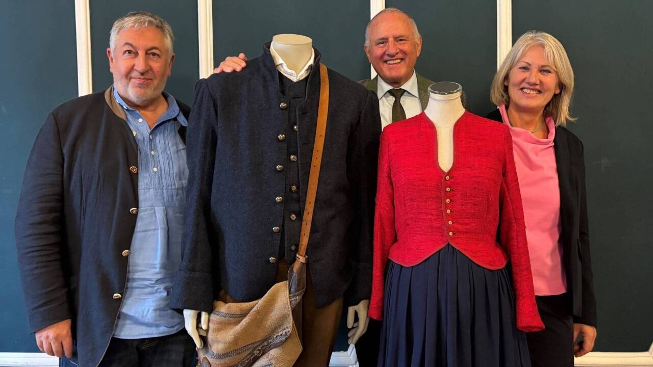 Komponist Shane Woodborne, Gesamtleiter Hans Köhl und Regisseurin Gerda Gratzer mit den Kostümen von Josef und Maria. Komponist Shane Woodborne, Gesamtleiter Hans Köhl und Regisseurin Gerda Gratzer mit den Kostümen von Josef und Maria.