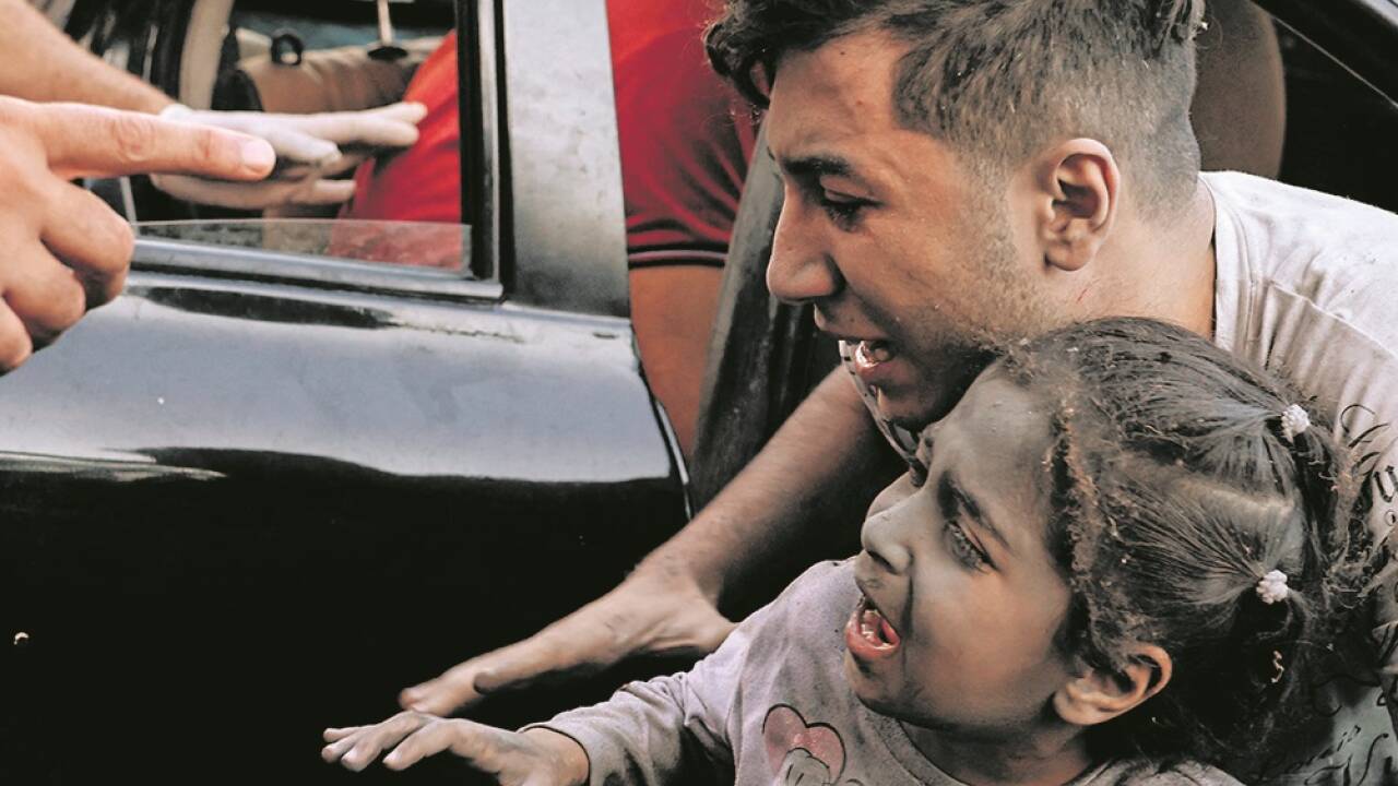 Ein Vater bringt sein verletztes Kind in Gaza-Stadt in ein Krankenhaus.  