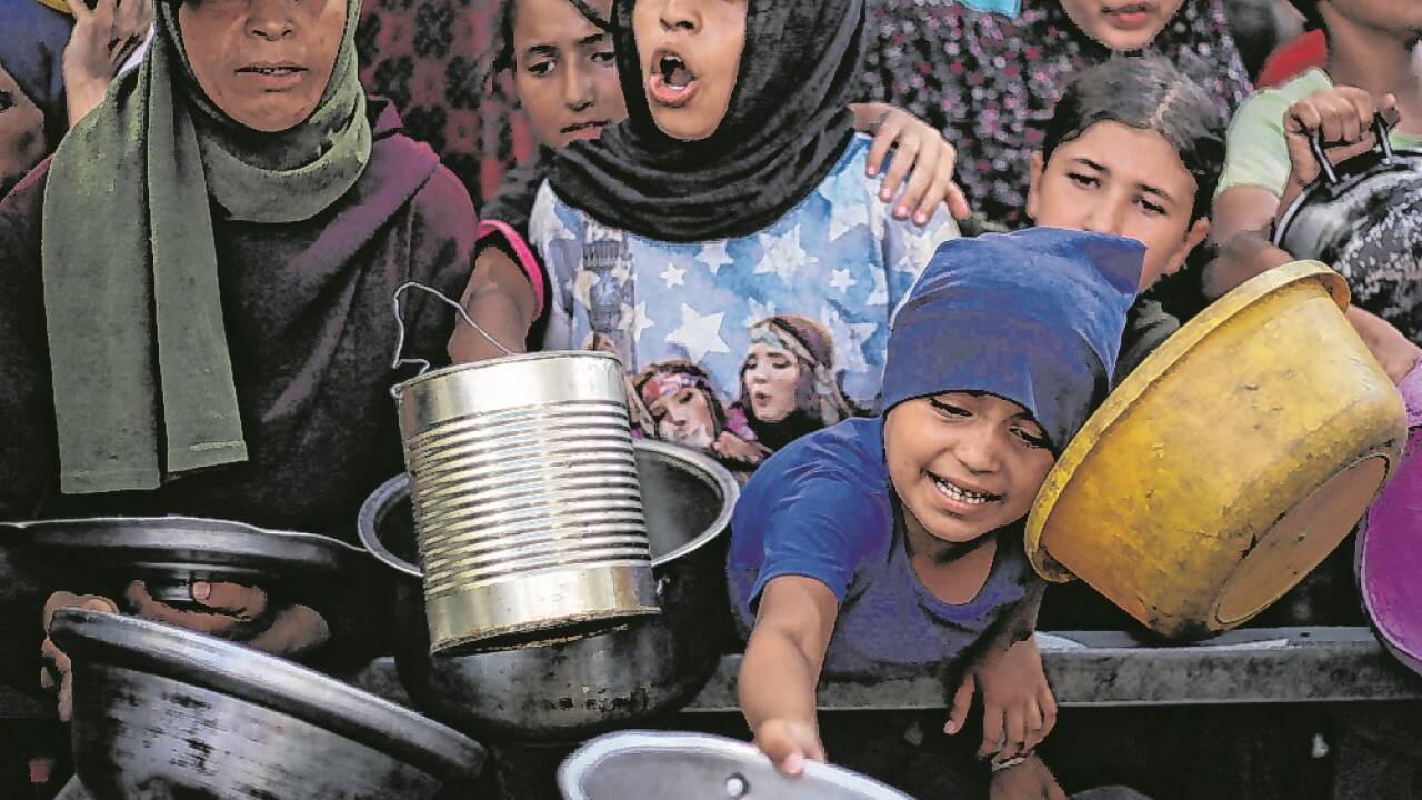 Zehntausende, auch Frauen und Kinder, waren im Gazastreifen vom Verhungern bedroht.  