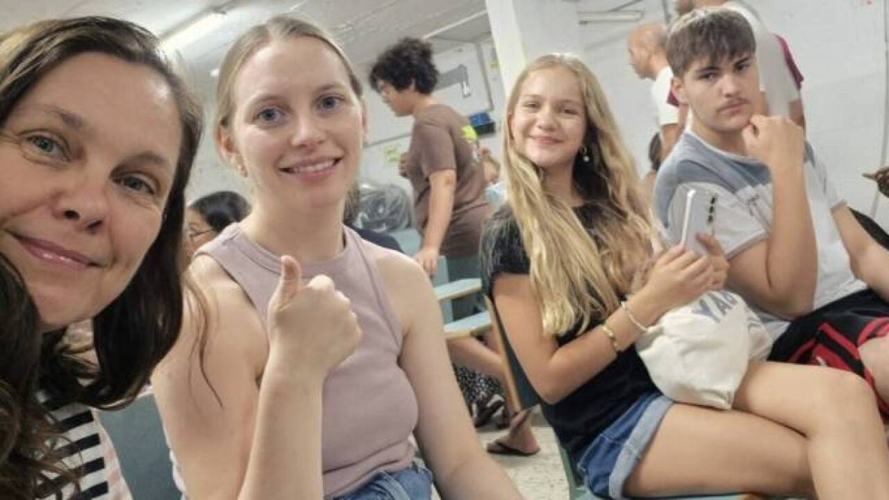 Sabine Brandes (l.) mit ihrer Familie im Bunker. Sabine Brandes (l.) mit ihrer Familie im Bunker.