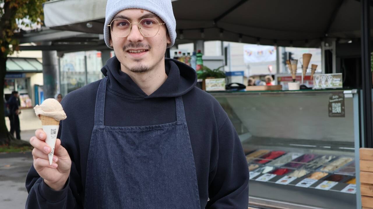 Mitarbeiter Andreas Krabath vor dem Stand von Höflinger Eis am Hanuschplatz. Besonders die Haselnuss-Sorte ist jetzt im Herbst beliebt. 