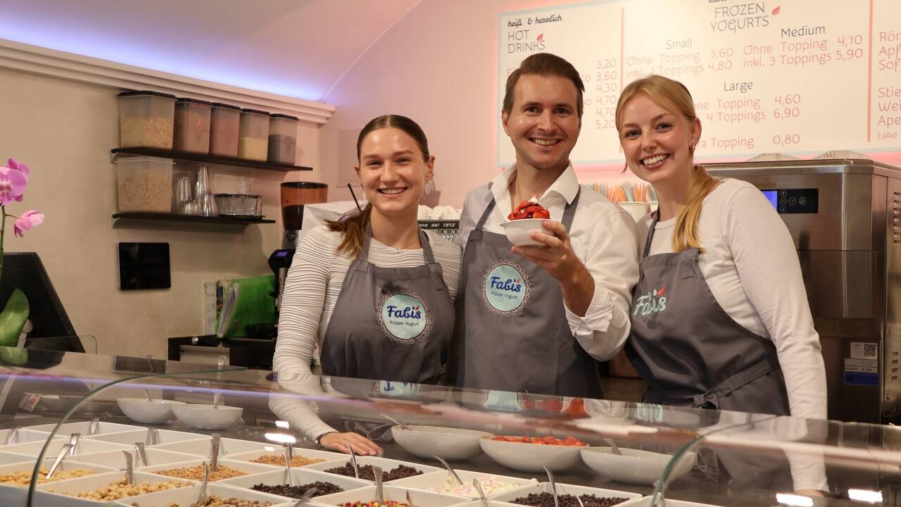 Fabis Frozen Yogurt Chef Fabian Sturm mit zwei Mitarbeiterinnen in der Filiale am Universitätsplatz. 