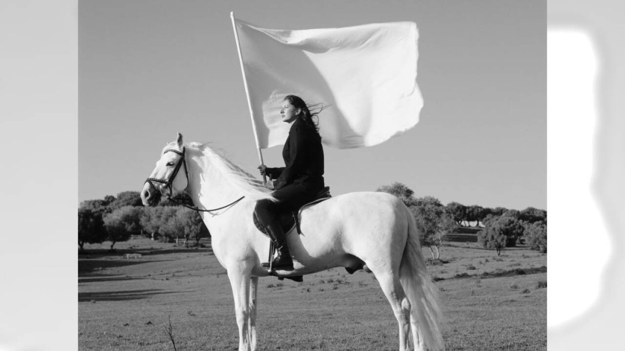 Marina Abramovic, The Hero, 2001, Vitrine mit Gegenständen aus dem Besitz von Vojin Abramovic, Video: 14 Minuten, 21 Sekunden; Gegenstände: variable Maße<br /> Marina Abramovic, The Hero, 2001, Vitrine mit Gegenständen aus dem Besitz von Vojin Abramovic, Video: 14 Minuten, 21 Sekunden; Gegenstände: variable Maße<br />