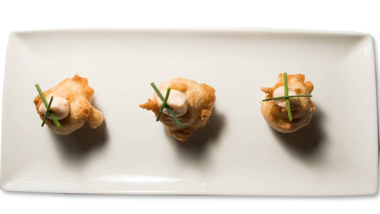 „Stockfischbällchen“: In Portugal heißt diese Vorspeise Pastéis de Bacalhau. „Stockfischbällchen“: In Portugal heißt diese Vorspeise Pastéis de Bacalhau.