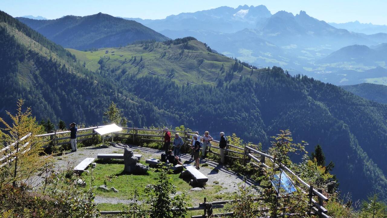 Die Panoramakanzel mit dem Blickfang Dachstein und Gosaukamm.  