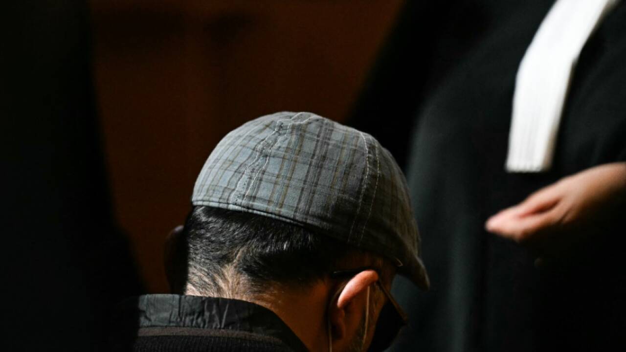Der Angeklagte bei Prozessbeginn vor Gericht in Nimes 