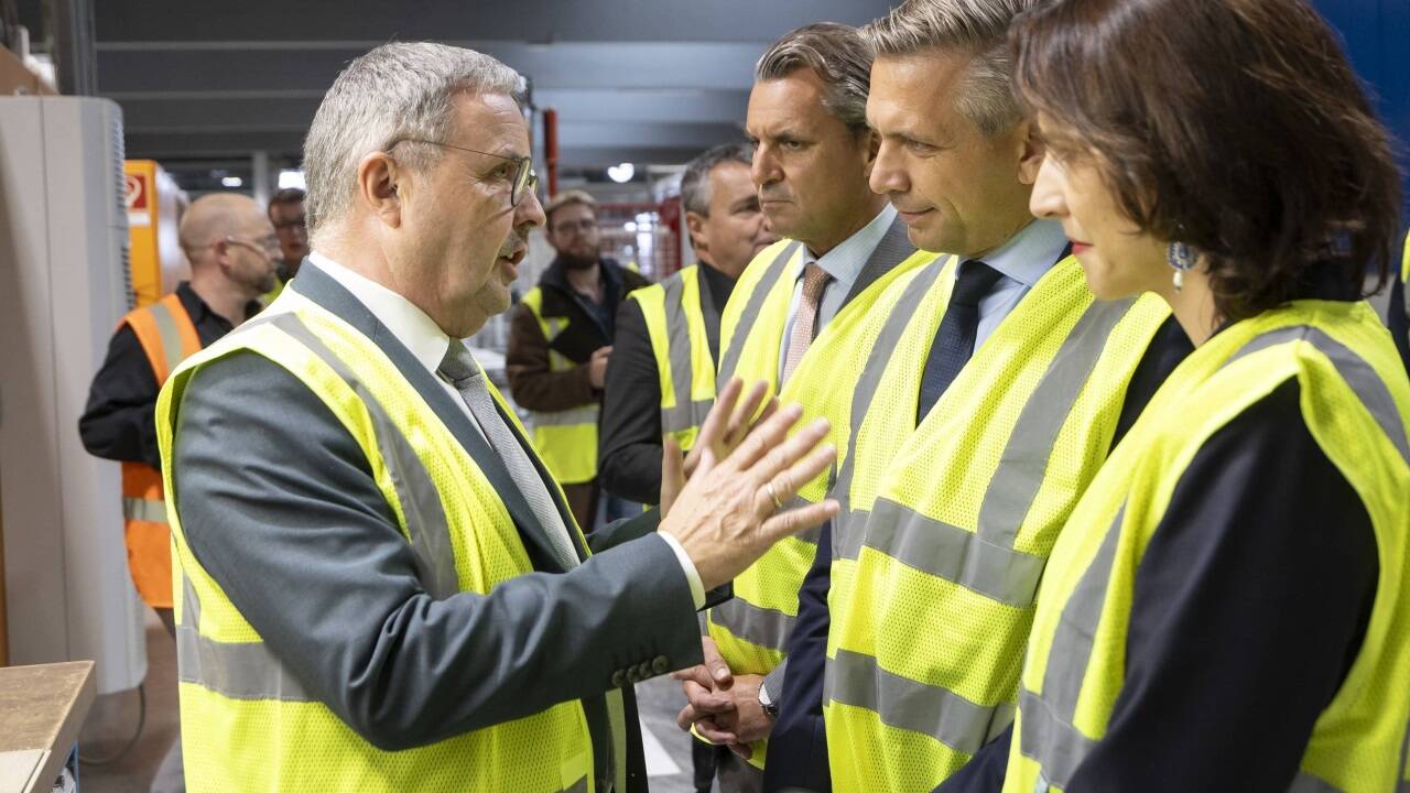 Geschäftsführer Konrad Grünwald mit Industriellenpräsident Peter Unterkofler, Minister Wolfgang Hattmannsdorfer und LH Karoline Edtstadler 