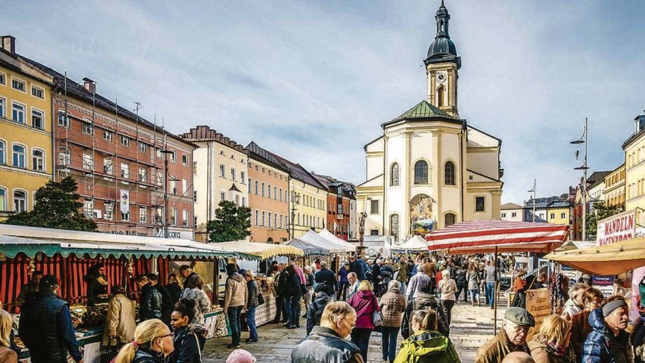 Am Blattlsonntag strömen Menschen aus nah und fern nach Traunstein. Auf dem Stadtplatz gibt es an über 30 Marktständen Bekleidung, Schmuck, Haushaltswaren, Lebensmittel und vieles mehr.  