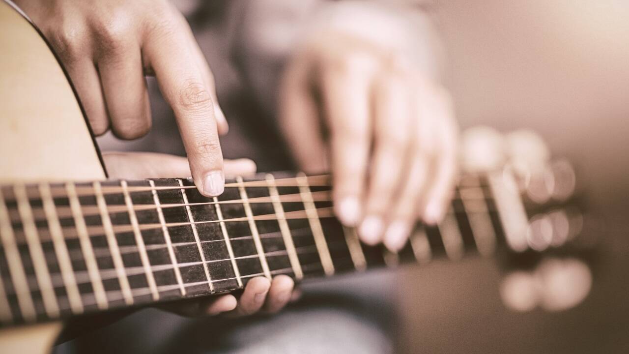 Im fortgeschrittenen Alter etwas Neues lernen, Gitarre zum Beispiel: Damit tun wir auch unserem Gedächtnis etwas Gutes, weiß die Expertin. Im fortgeschrittenen Alter etwas Neues lernen, Gitarre zum Beispiel: Damit tun wir auch unserem Gedächtnis etwas Gutes, weiß die Expertin.