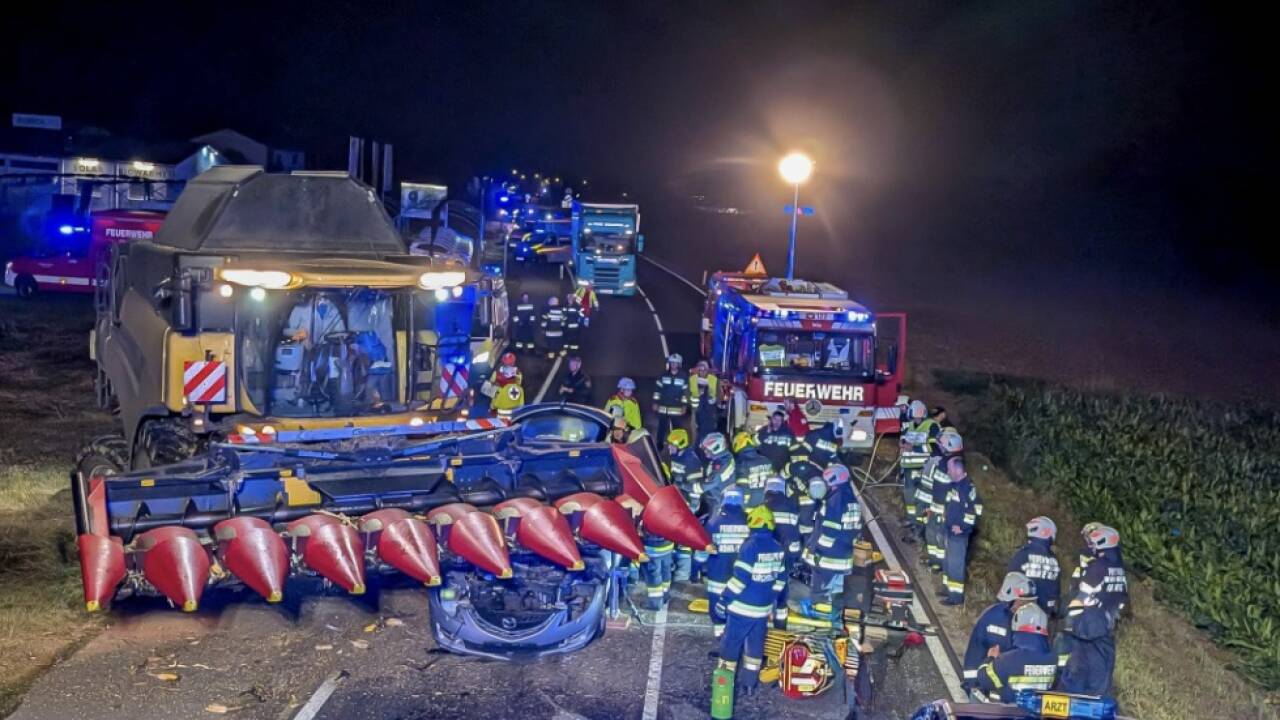 Zwei-Verletzte-bei-Kollision-von-Pkw-und-M-hdrescher