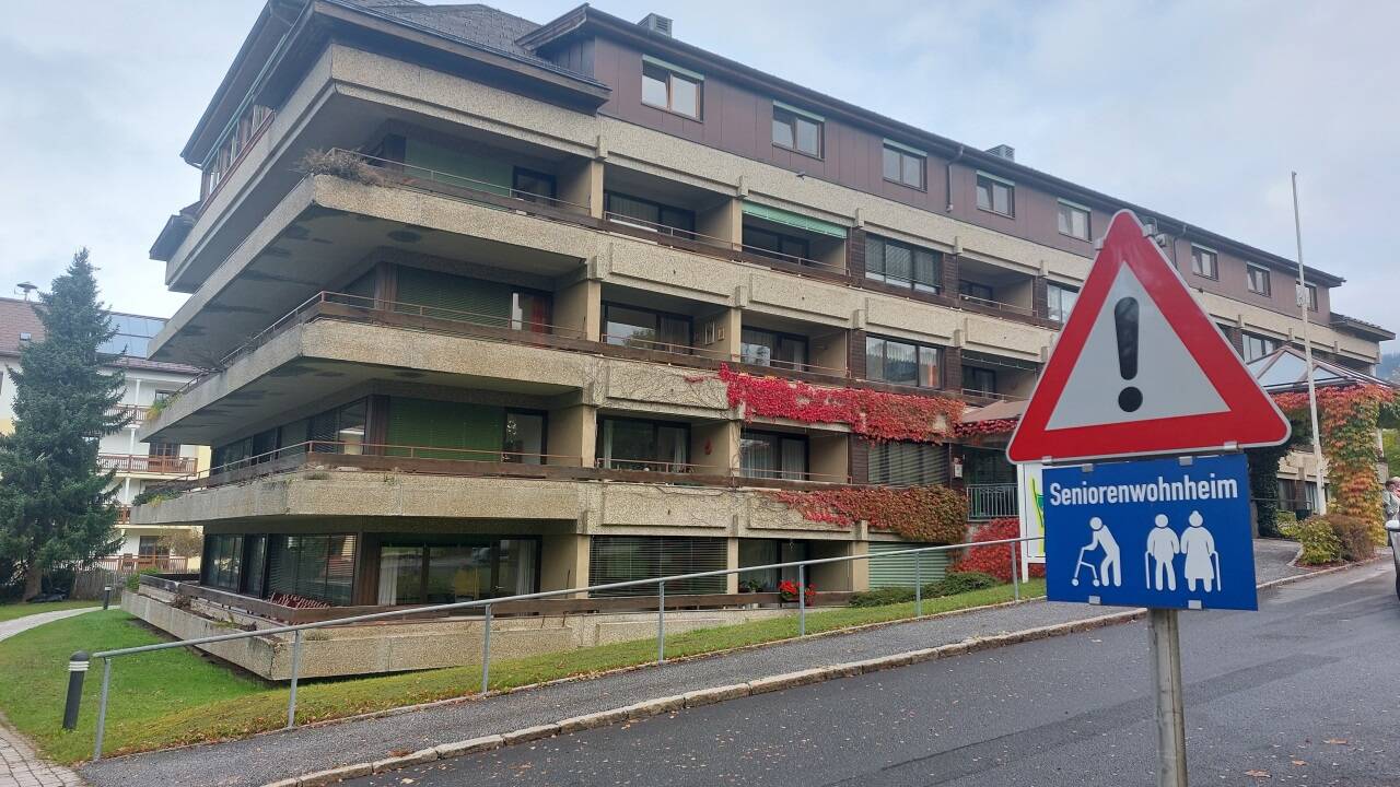 Das Seniorenwohnhaus wurde Anfang der 1970er-Jahre gebaut und ist nicht mehr zeitgemäß. Das Seniorenwohnhaus wurde Anfang der 1970er-Jahre gebaut und ist nicht mehr zeitgemäß.