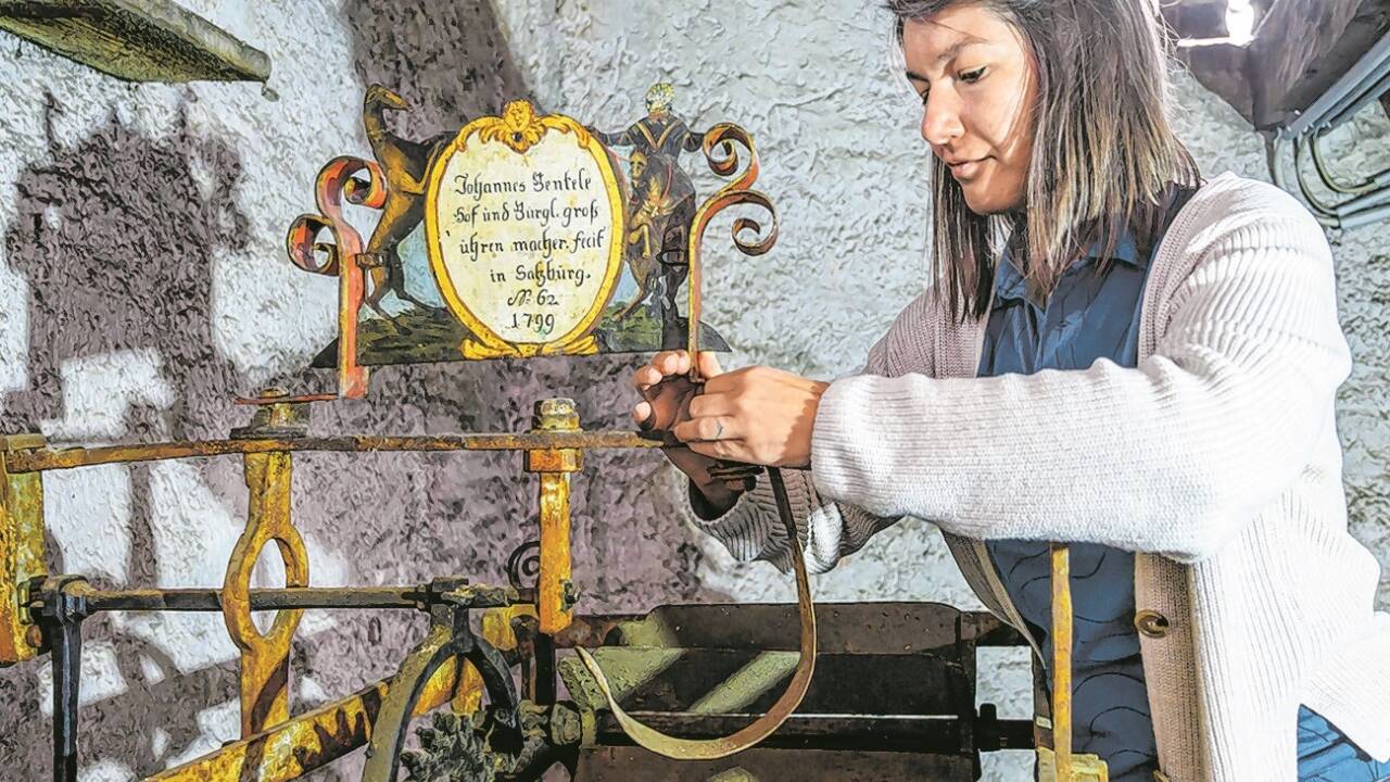 Karin Haselsteiner, die Leiterin des Forstbetriebs Steyrtal, brachte das Aufsteckschild an der Turmuhr des Schlosses Lamberg an. 