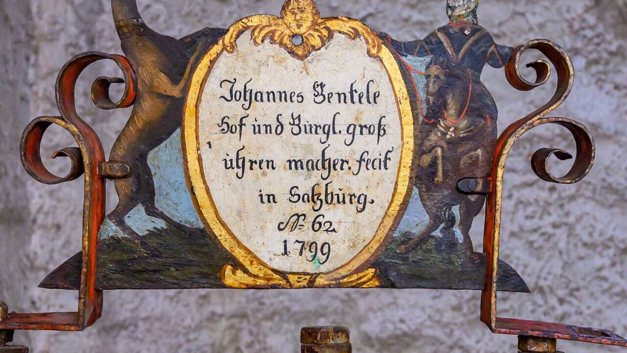 Das Schild, auf dem der Turmuhrmacher verewigt ist 